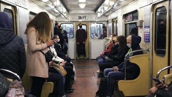een rijden Aan de metro gedurende een pandemisch video