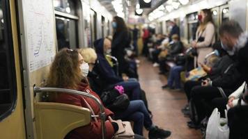 un' cavalcata su il metropolitana durante un' pandemia video