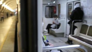 een rijden Aan de metro gedurende een pandemisch video
