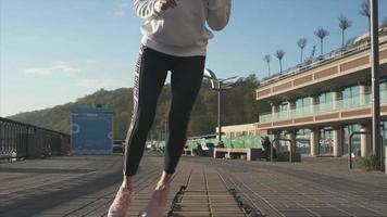 vrouw opdrachten Aan beton oppervlakte in de stad Aan een zonnig dag video