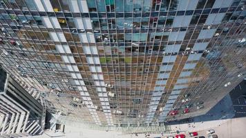 janelas altamente reflexivas de um arranha-céu moderno video