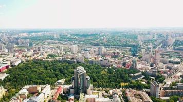 aereo Visualizza di città edifici su un' soleggiato giorno video