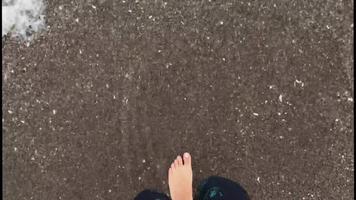 spoglio piedi tuffo in oceano acqua su un' spiaggia video