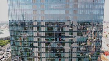 janelas altamente reflexivas de um arranha-céu moderno video