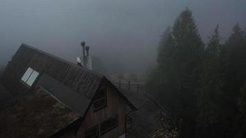 sobrevoe a construção de cabanas de madeira com deck em uma manhã de neblina nas montanhas dos cárpatos na ucrânia video