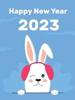 año nuevo chino 2023, año del conejo. lindo conejo de juguete con sombrero con auriculares contra el fondo de los copos de nieve. Feliz Navidad. vacaciones de año nuevo vector