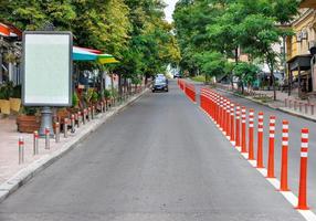 la calzada de la carretera en una calle de la ciudad que se extiende en la distancia. paisaje urbano de verano. copie el espacio foto