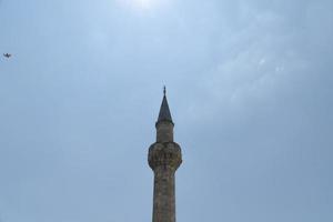 minarete de la mezquita y cielo azul foto