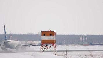 novosibirsk, Russisch federatie januari 22, 2017 - boeing 737 yakutia luchtvaartmaatschappijen remmen na landen. onofficieel spotten in tolmachevo luchthaven ovb video