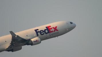 hong kong 7. november 2019 - fedex express md 11 airfreighter n587fe abflug vom internationalen flughafen chek lap kok, hong kong. video