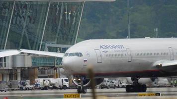 phuket, thailand 26 november 2017 - aeroflot boeing 777 vq bqc taxiën voor vertrek vanaf de luchthaven van phuket. video