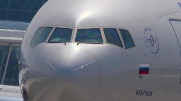 phuket, thailand november 29, 2017 - aeroflot boeing 777 vq bub som heter mikhail Bulgakov taxning innan avresa från phuket flygplats, cockpit stänga upp. video