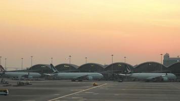 Hongkong 11. November 2019 - Sonnenuntergang am Terminal des internationalen Flughafens Hongkong. video