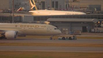 Hongkong 7. November 2019 - Etihad Boeing 787 Dreamliner A6 BNB Abschleppen zum Service bei Sonnenuntergang. internationaler flughafen chek lap kok, hongkong video