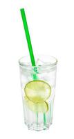 Cóctel de gin tonic en vaso highball con cubo de hielo foto