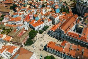 vista aérea de drones de la plaza de sao domingos con la iglesia de sao domingos en el distrito de baixa de lisboa, portugal foto