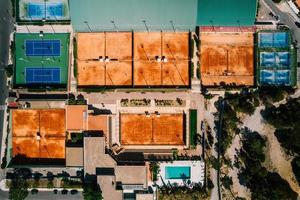 vista aérea desde arriba hacia abajo de las pistas de tenis y pádel en una zona deportiva pública foto