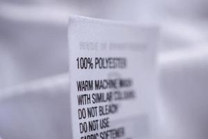 etiqueta de ropa con instrucciones de lavado sobre fondo de camiseta de fútbol textil deportivo foto
