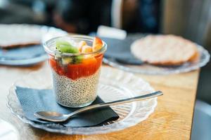 cóctel de frutas frescas y leche en un vaso foto