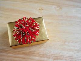 caja de regalo en la mesa de madera foto