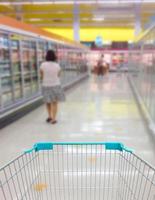 Congelador de alimentos congelados de yogurt de leche de pasillo y estantes en el supermercado foto