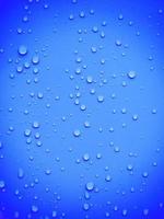 gotas de agua sobre fondo azul foto