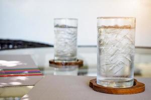 vasos de agua fresca y fría en la mesa foto