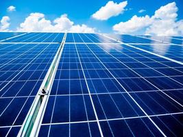 paneles solares con cielo azul y nubes foto