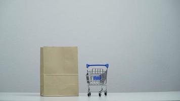 stop motion um carrinho de compras movendo-se ao redor do saco de papel. video