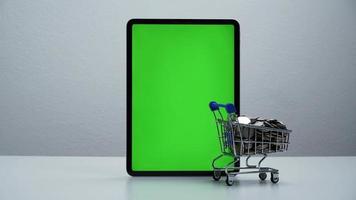 detener el movimiento de un carrito de compras moviéndose alrededor de la pantalla verde de la tableta. video