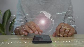 un uomo che utilizza uno smartphone per la connessione a un ologramma di dati di cloud computing. sfondo digitale aziendale. video