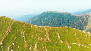 panorámica vista aérea grupo de cuatro excursionistas caminata en el parque nacional lagodekhi sendero de roca negra de regreso video