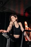 las mujeres jóvenes se dedican a un gimnasio, las niñas en un gimnasio. foto