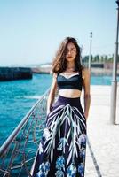 mujer bonita joven en el muelle cerca foto