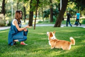 retrato de mujer con perro welsh corgi pembroke en dog park foto