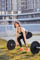 mujer fuerte haciendo ejercicio con barra. deportes, concepto de fitness. foto