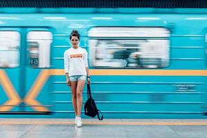 hermosa joven posando en la estación de metro foto