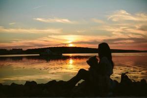 niña y perro en el lago foto