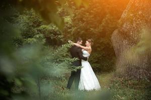 hermosa pareja de novios posando foto