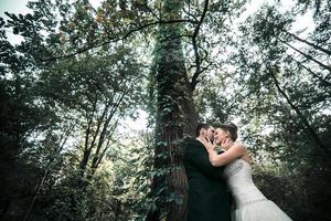 hermosa pareja de novios posando foto