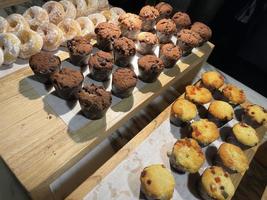 líneas de deliciosos muffins de chocolate y vainilla muffins caseros recién horneados con chispas de chocolate foto