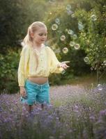 hermosa niña en un campo de lavanda. foto