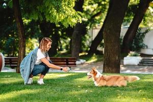 retrato de mujer con perro welsh corgi pembroke en dog park foto