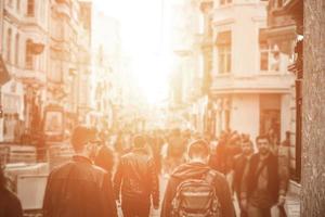 masa irreconocible de gente caminando en la ciudad foto