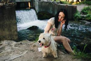 niña jugando con un perro foto