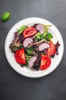 Ensalada de tomate Verduras Comida saludable Comida Merienda Dieta en la mesa Espacio de copia Fondo de alimentos Vista superior rústica Dieta ceto o paleo Veggie Comida vegana o vegetariana foto