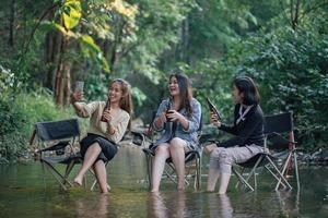 grupo de chicas asiáticas disfrutando de un día en el campamento de vacaciones foto