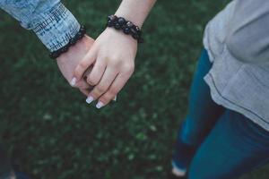 pareja feliz tomados de la mano foto