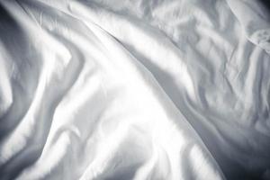 ropa de cama blanca textura degradada estilo de curva borrosa de tela de lujo abstracta, ropa de cama arrugada y sombras gris oscuro, fondo foto
