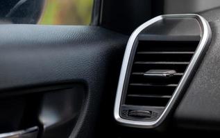 compartimento de aire acondicionado de coche moderno diseñado para la funcionalidad y la elegancia. foto